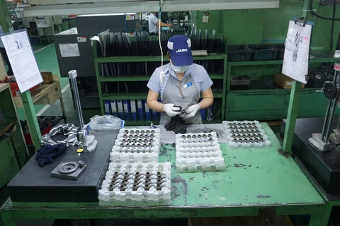 Sản xuất máy may công nghiệp và các thành phần mài tại công ty Juki Việt Nam. (Ảnh: TTXVN)