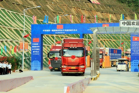 Xe vận tải hàng hóa từ Trung Quốc nhập khẩu vào Việt Nam. (Ảnh: Thái Thuần/TTXVN)