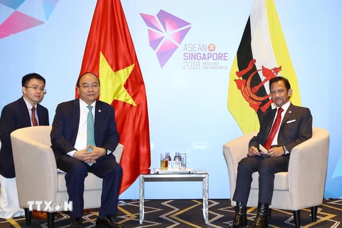Thủ tướng Nguyễn Xuân Phúc gặp Quốc vương Brunei Hassanal Bolkiah, trong chương trình tham dự Hội nghị Cấp cao ASEAN lần thứ 33 và các hội nghị cấp cao liên quan. (Ảnh: Thống Nhất/TTXVN)