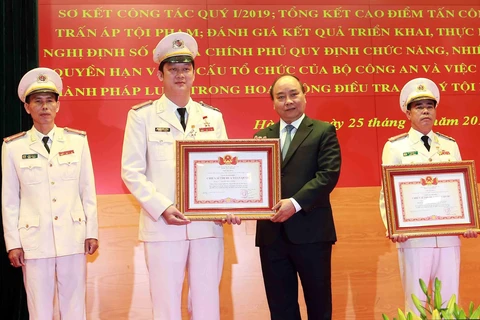 Thủ tướng Nguyễn Xuân Phúc trao danh hiệu Chiến sỹ thi đua toàn quốc năm 2018 cho các cá nhân của Bộ Công an đạt thành tích xuất sắc trong công tác. (Ảnh: Doãn Tấn/TTXVN)
