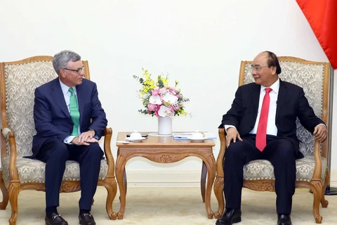 Thủ tướng Nguyễn Xuân Phúc tiếp ông Al Kelly, Giám đốc điều hành Tập đoàn Visa, Hoa Kỳ. (Ảnh: Thống Nhất/TTXVN)