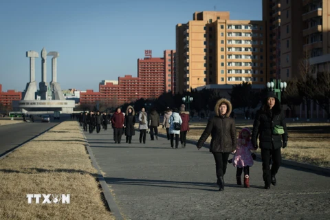Người dân di chuyển trên đường phố tại Bình Nhưỡng, Triều Tiên, ngày 17/2/2019. (Ảnh: AFP/ TTXVN)