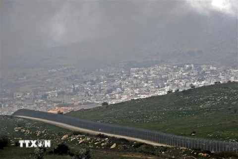 Hàng rào ngăn cách khu vực Cao nguyên Golan do Israel chiếm đóng, gần thị trấn Majdal Shams, với Syria, ngày 25/3/2019. (Ảnh: AFP/ TTXVN)