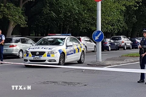 Cảnh sát gác tại hiện trường vụ xả súng ở Christchurch, New Zealand, ngày 15/3/2019. (Ảnh: AFP/ TTXVN)