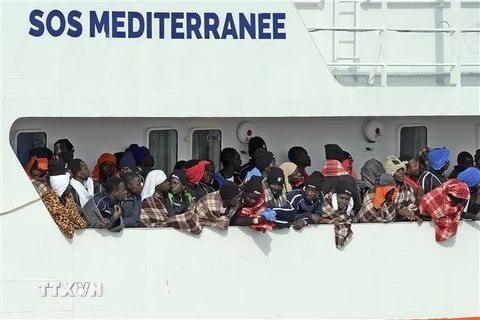 Tàu chở người di cư được cứu trên biển Địa Trung Hải cập cảng ở Catania, Italy ngày 21/3/2017. (Nguồn: AFP/TTXVN)
