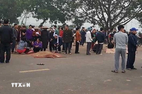 Hiện trường vụ tai nạn thương tâm ở xã Trung Nguyên, huyện Yên Lạc. (Ảnh: TTXVN phát)