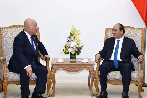 Thủ tướng Nguyễn Xuân Phúc và Cố vấn đặc biệt Nội các Nhật Bản Iijima Isao trong buổi tiếp. (Ảnh: Thống Nhất/TTXVN)