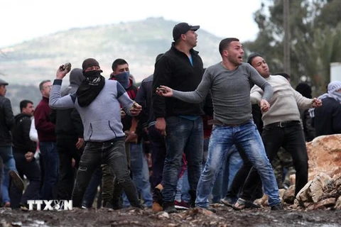 Người biểu tình Palestine đụng độ với binh sĩ Israel tại làng Kufr Qadoom, gần thành phố Nablus, Bờ Tây, ngày 15/3/2019. (Ảnh: THX/ TTXVN)