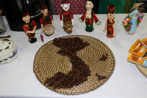Một số vật phẩm Việt Nam trưng bày tại Hội chợ. (Ảnh: Quang Thịnh/TTXVN)
