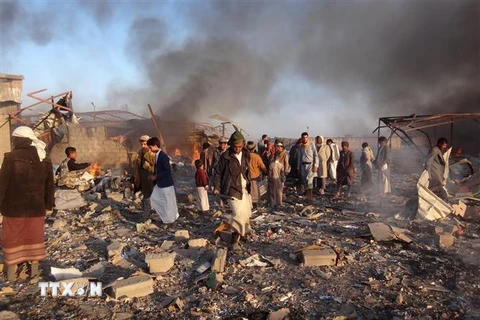 Hiện trường đổ nát sau một cuộc không kích tại thành phố Saada, Tây Bắc Yemen, ngày 20/12/2017. (Ảnh: AFP/ TTXVN)