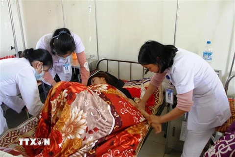 Các bệnh nhân bị ngộ độ đang được điều trị tại Bệnh viên Đa khoa huyện Hương Khê, Hà Tĩnh. (Ảnh: Phan Quân/TTXVN)