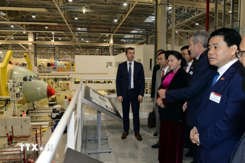 Chủ tịch Quốc hội Nguyễn Thị Kim Ngân thăm Nhà máy chế tạo và sản xuất máy bay Airbus.(Ảnh: Trọng Đức/TTXVN)