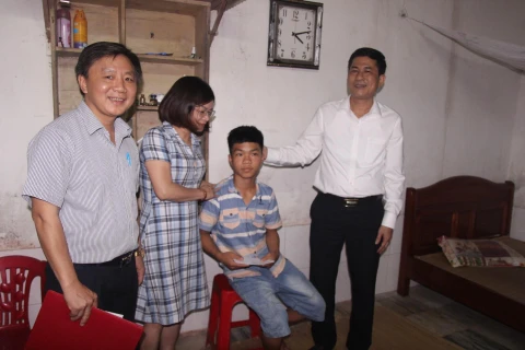 Sở Giáo dục và Đào tạo Nghệ An thăm hỏi, động viên em Lê Vũ T.K, học sinh bị thương tích ở Trường Tiểu học Cửa Nam 1. (Ảnh: Bích Huệ/TTXVN)