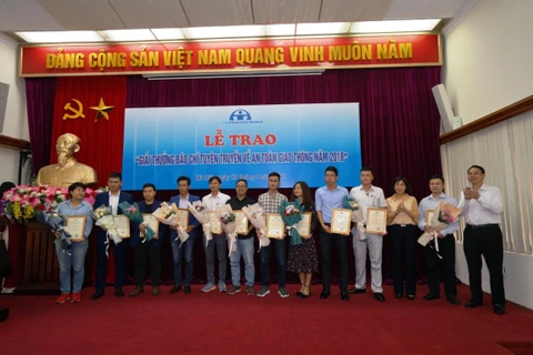 Các tác giả nhận giải ba. (Nguồn: PV/Vietnam+)