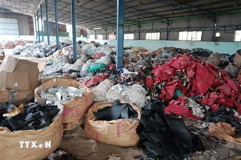 Hàng trăm tấn chất thải công nghiệp được đổ trộm vào khu nhà xưởng của ông Tuấn. (Ảnh: Sỹ Tuyên/TTXVN)