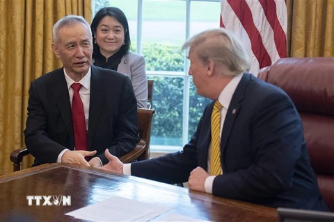 Tổng thống Mỹ Donald Trump (phải) trong cuộc gặp Trưởng đoàn đàm phán thương mại cấp cao của Trung Quốc, Phó Thủ tướng Lưu Hạc (trái) tại Washington DC., ngày 4/4/2019. (Ảnh: AFP/TTXVN)