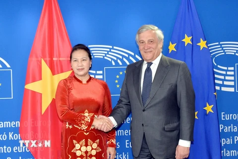 Chủ tịch Nghị viện châu Âu Antonio Tajani đón Chủ tịch Quốc hội Nguyễn Thị Kim Ngân. (Ảnh: Trọng Đức/TTXVN)