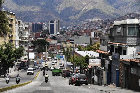 Người dân trên đường phố ở Caracas, Venezuela, ngày 13/3/2019. (Ảnh: AFP/ TTXVN)
