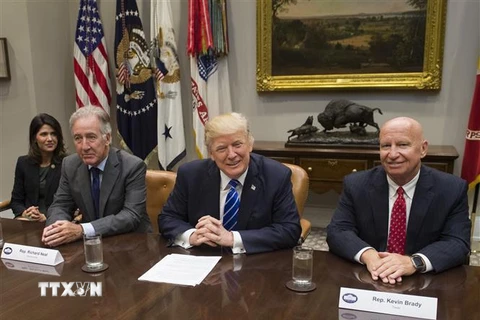 Chủ tịch Ủy ban Tài chính và thuế vụ Hạ viện Mỹ Richard Neal (thứ 2, trái), Tổng thống Mỹ Donald Trump (thứ 2, phải) trong cuộc họp tại Nhà Trắng, Washington DC., ngày 26/9/2017. (Ảnh: AFP/TTXVN)