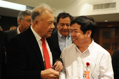 Tổng Bí thư Alberto Anaya và đồng chí Nguyễn Viết Thảo. (Ảnh: Việt Hùng/TTXVN)
