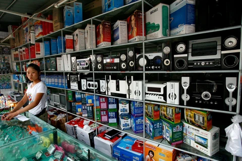 Quầy hàng bán đồ điện tử do Trung Quốc sản xuất tại thủ đô Bắc Kinh. (Ảnh: AFP/TTXVN.)