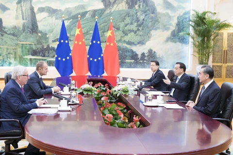 Thủ tướng Trung Quốc Lý Khắc Cường (giữa-phải), Chủ tịch Ủy ban châu Âu Jean-Claude Juncker (trái) và Chủ tịch Hội đồng châu Âu Donald Tusk (thứ 2- trái) tại cuộc gặp ở Bắc Kinh ngày 16/7/2018. (Ảnh: THX/TTXVN)