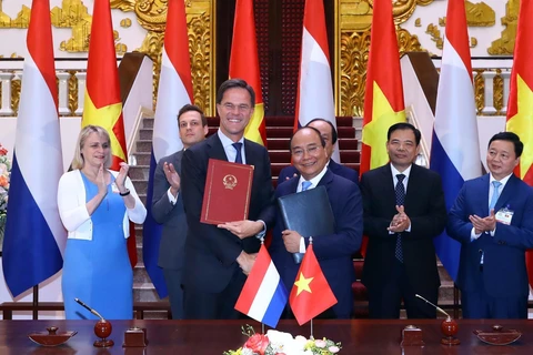 Thủ tướng Chính phủ Nguyễn Xuân Phúc và Thủ tướng Vương quốc Hà Lan Mark Rutte ký Biên bản ghi nhớ về hợp tác chuyển đổi nông nghiệp tại Đồng bằng sông Cửu Long. (Ảnh: Thống Nhất/TTXVN)