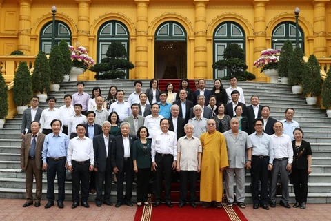 Tổng Bí thư, Chủ tịch nước Nguyễn Phú Trọng và các đại biểu chụp ảnh chung. (Ảnh: Trí Dũng/TTXVN)
