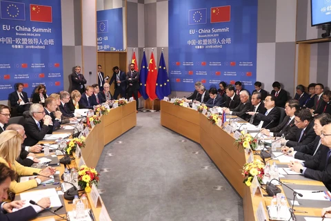 Chủ tịch Ủy ban châu Âu Jean-Claude Juncker (thứ 2, trái), Chủ tịch Hội đồng châu Âu Donald Tusk (thứ 3, trái) và Thủ tướng Trung Quốc Lý Khắc Cường (thứ 5, phải) tại Hội nghị các nhà lãnh đạo EU-Trung Quốc ở Brussels, Bỉ ngày 9/4/2019. (Ảnh: THX/TTXVN)