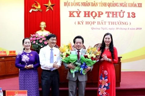 Lãnh đạo tỉnh tặng hoa chúc mừng ông Võ Phiên nhận nhiệm vụ Phó Chủ tịch UBND tỉnh Quảng Ngãi. (Nguồn: quangngai.gov.vn)