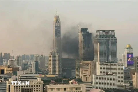 Khói bốc lên tại hiện trường vụ cháy trung tâm thương mại Central World ở Bangkok, Thái Lan ngày 10/4/2019. (Ảnh: Orchidmo/TTXVN)