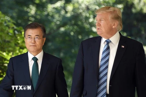 Tổng thống Mỹ Donald Trump (phải) và Tổng thống Hàn Quốc Moon Jae-in (trái) trong cuộc gặp tại Nhà Trắng ở Washington, DC ngày 30/6/2017. (Nguồn: AFP/TTXVN)