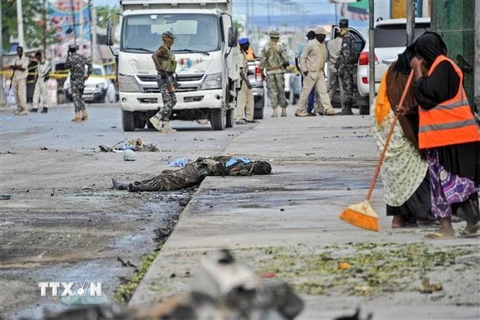 Binh sỹ Somalia điều tra tại hiện trường vụ đánh bom liều chết do phiến quân Al Shabab tiến hành tại thủ đô Mogadishu. (Ảnh: AFP/TTXVN)