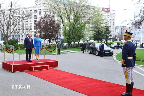 Thủ tướng Nguyễn Xuân Phúc và Thủ tướng Romania Viorica Dancila nghe Quân nhạc cử Quốc thiều 2 nước. (Ảnh: Thống Nhất/TTXVN)