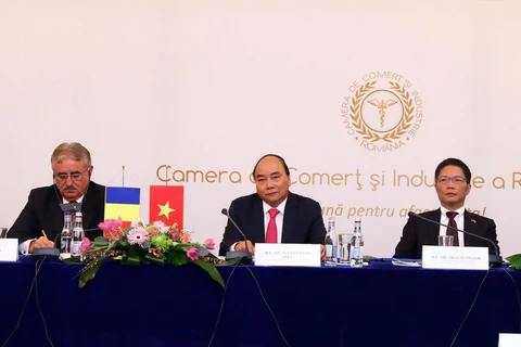 Thủ tướng Nguyễn Xuân Phúc và Đoàn Cấp cao Việt Nam chủ trì Diễn đàn doanh nghiệp Việt Nam-Romania. (Ảnh: Thống Nhất/TTXVN)