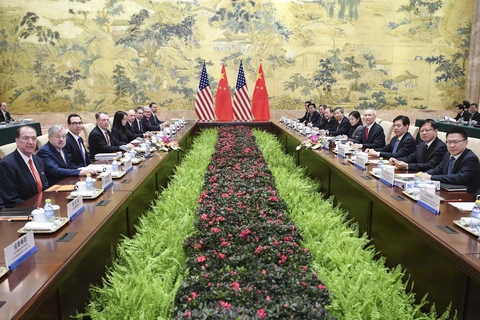 Phái đoàn đàm phán Mỹ do Đại diện Thương mại Mỹ Robert Lighthizer (thứ 4, trái) và Bộ trưởng Tài chính Steven Mnuchin (thứ 3, trái) dẫn đầu trong cuộc đàm phán thương mại với phái đoàn Trung Quốc do Phó Thủ tướng Lưu Hạc (thứ 4, phải) dẫn đầu, tại Bắc Kin