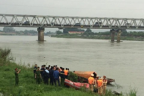 Hiện trường nơi lực lượng chức năng phát hiện và trục vớt xác nạn nhân. (Ảnh: Diệp Trương/TTXVN)