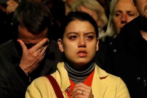 Dân Paris hát ca khúc 'Ave Maria' khi cầu nguyện cho Nhà thờ Đức Bà