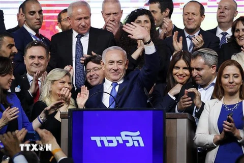 Thủ tướng Israel Benjamin Netanyahu (giữa) mừng chiến thắng với những người ủng hộ tại trụ sở đảng Likud ở Tel Aviv, ngày 10/4/2019. (Ảnh: AFP/ TTXVN)