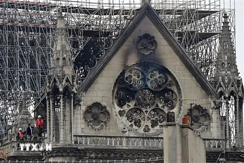 Phần mái nhà thờ Đức Bà ở Paris bị hư hỏng sau vụ cháy ngày 16/4/2019. (Ảnh: AFP/TTXVN)
