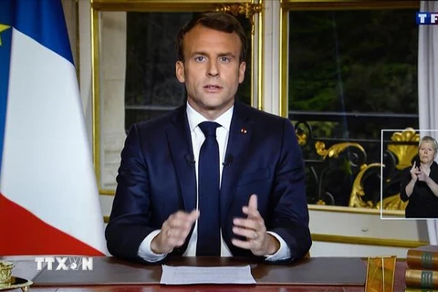 Tổng thống Pháp Emmanuel Macron trong bài phát biểu về vụ cháy Nhà thờ Đức Bà được phát sóng trên truyền hình quốc gia ngày 16/4/2019. (Ảnh: AFP/TTXVN)