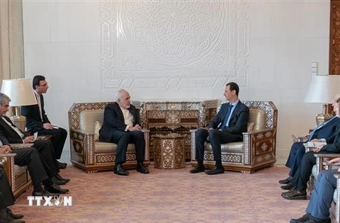 Tổng thống Syria Bashar al-Assad (giữa, phải) và Ngoại trưởng Iran Mohammad Javad Zarif (giữa, trái) trong cuộc gặp tại Damascus ngày 16/4/2019. (Ảnh: AFP/ TTXVN)