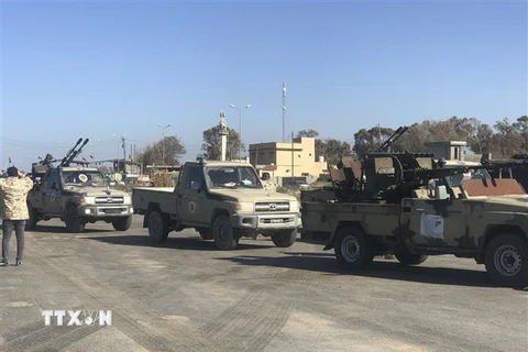 Lực lượng trung thành với Chính phủ được LHQ bảo trợ được điều động tới Tajura, ngoại ô thủ đô Tripoli ngày 6/4/2019. (Ảnh: AFP/TTXVN)