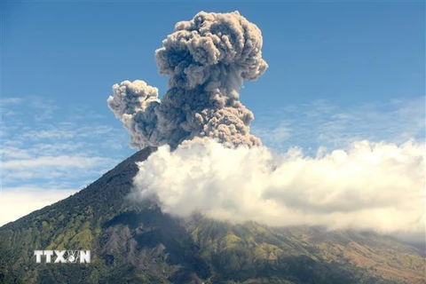 Núi lửa Agung trên đảo Bali, Indonesia, phun tro bụi ngày 6/7/2018. (Ảnh: AFP/ TTXVN)