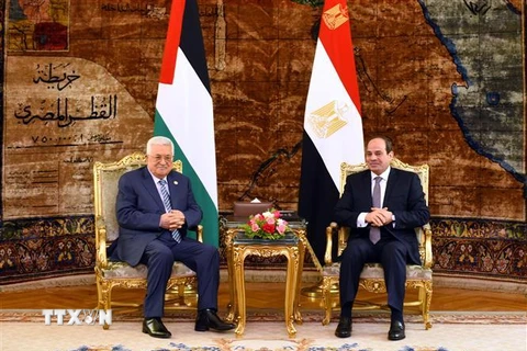Tổng thống Ai Cập Abdel Fattah al-Sisi (phải) và Tổng thống Palestine Mahmoud Abbas trong cuộc gặp tại Cairo ngày 21/4/2019. (Ảnh: AFP/ TTXVN)