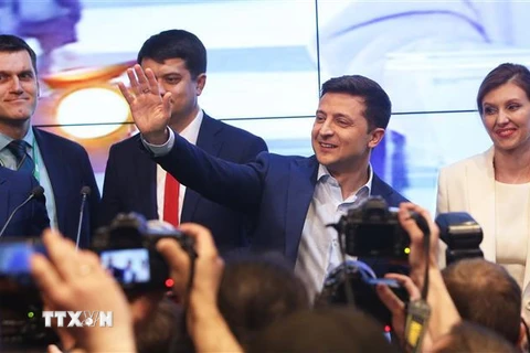 Ứng cử viên Tổng thống Ukraine Volodymyr Zelensky (thứ 2, phải) bên những người ủng hộ sau khi kết quả thăm dò cuộc bầu cử Tổng thống được công bố ở Kiev, ngày 21/4/2019. (Ảnh: THX/TTXVN)