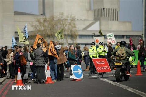 Người biểu tình chống biến đổi khí hậu phong tỏa cầu Waterloo ở London, Anh, ngày 15/4/2019. (Ảnh: THX/ TTXVN)