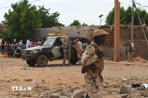 Binh sỹ Mali gác tại khu vực Gao sau một vụ tấn công ngày 13/11/2018. (Ảnh: AFP/ TTXVN)