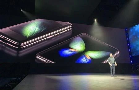 Điện thoại Samsung Galaxy Fold được giới thiệu tại San Francisco, Mỹ ngày 20/2/2019. (Ảnh: Kyodo/TTXVN)