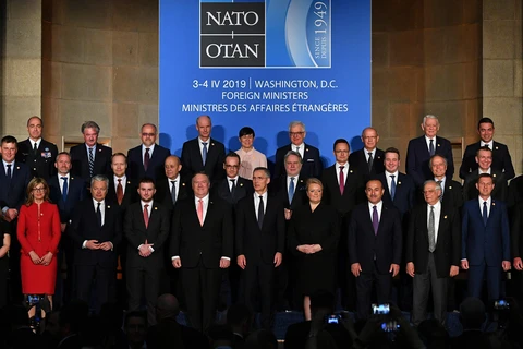 Ngoại trưởng các nước thành viên NATO chụp ảnh chung tại Hội nghị Ngoại trưởng NATO ở Washington, DC, ngày 3/4/2019. (Ảnh: AFP/ TTXVN)